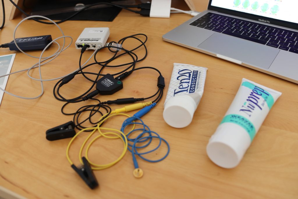 Matériel d’électroencéphalographie utilisé pour le bilan EEG quantifié