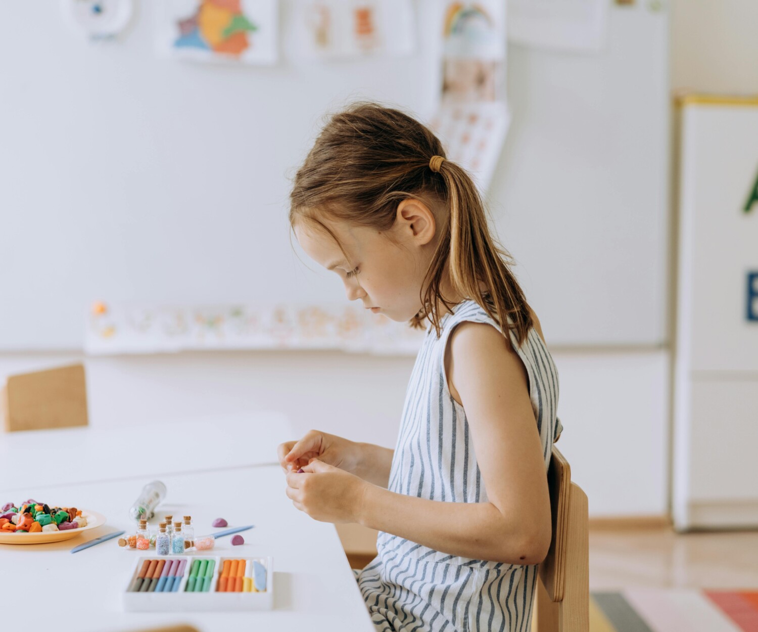 Petite fille qui fait du coloriage