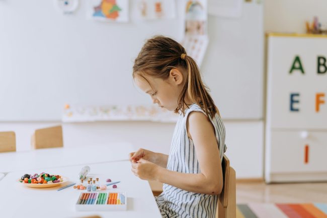 Petite fille qui fait du coloriage