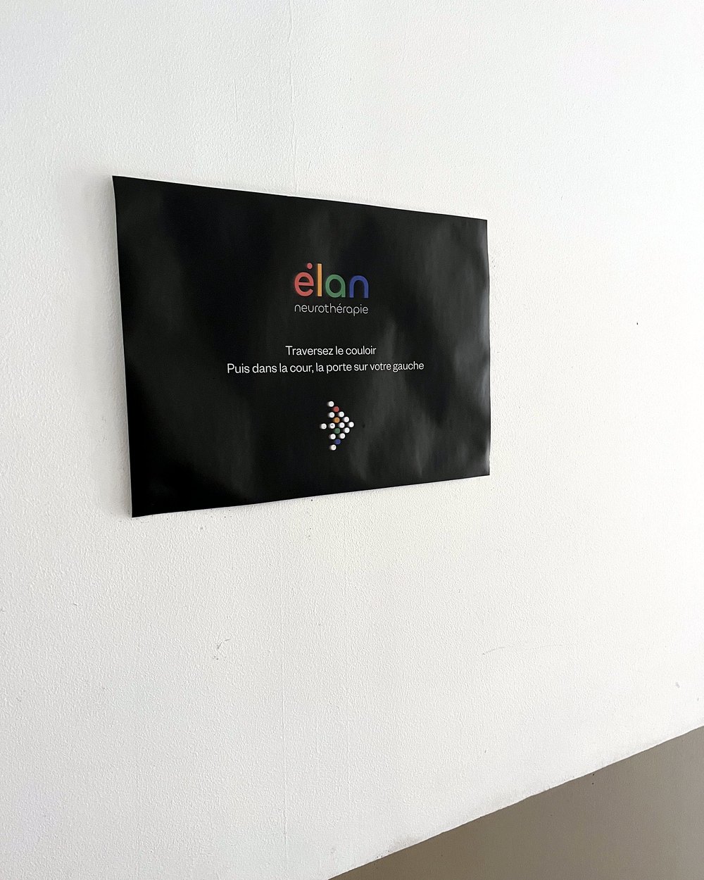 Élan sign in the corridor: walk along the corridor, then take the door on your left in the courtyard