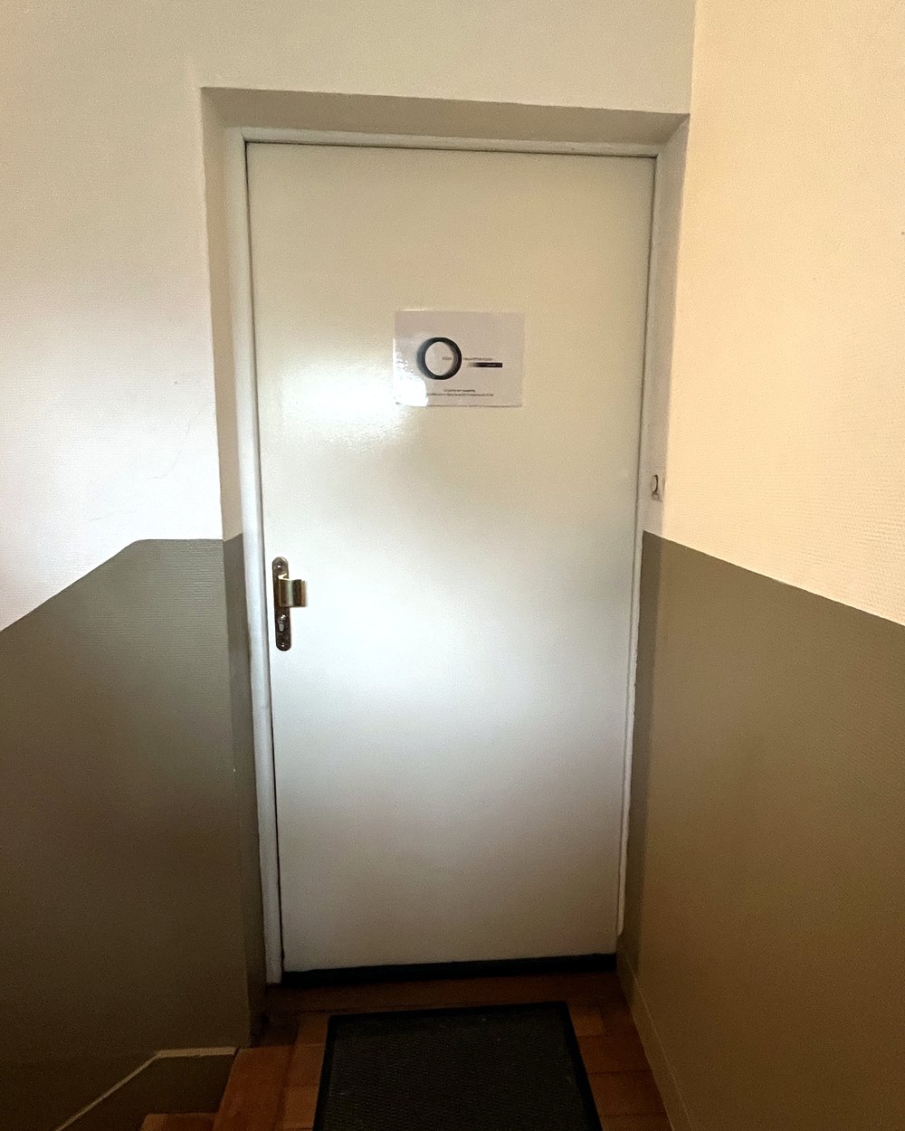 Door to Centre Élan Neurothérapie, with the logo