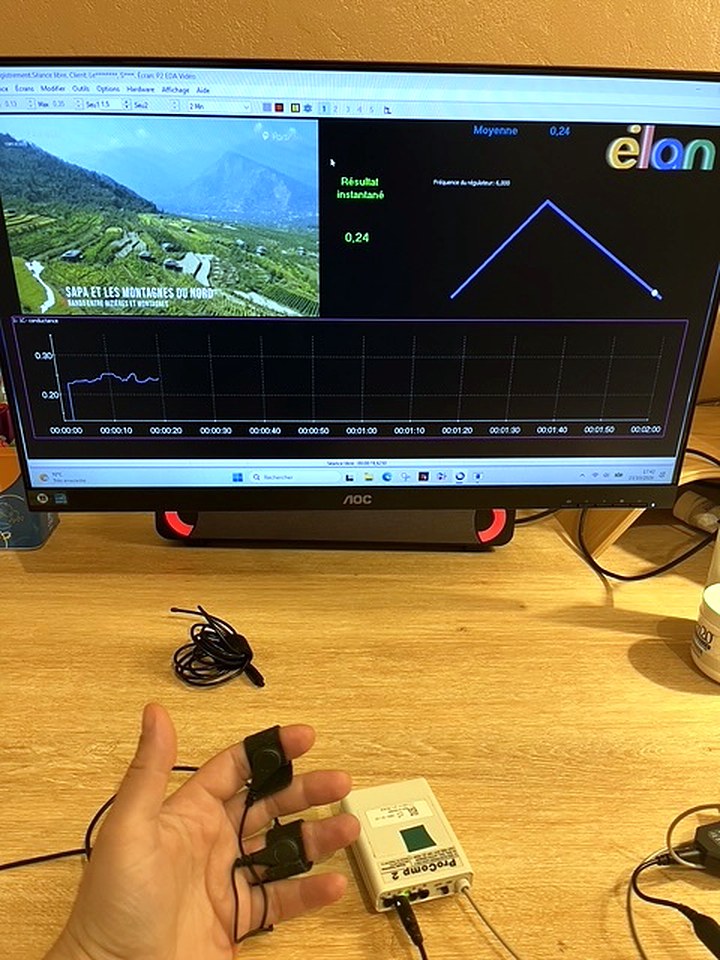Entraînement en activité électrodermale : électrodes aux doigts et vidéo qui réagit à l’écran