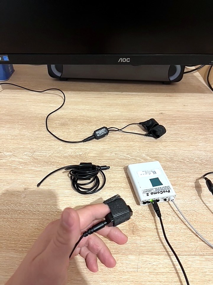 Capteur de pouls posé au bout du doigt, relié à l’encodeur de biofeedback