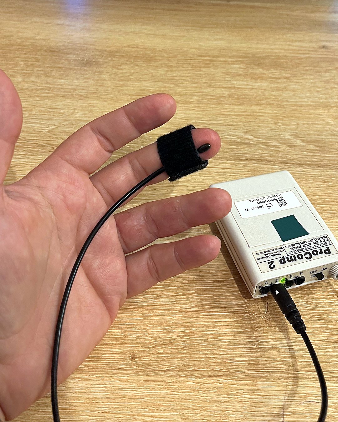 Temperature probe attached to the fingertip
