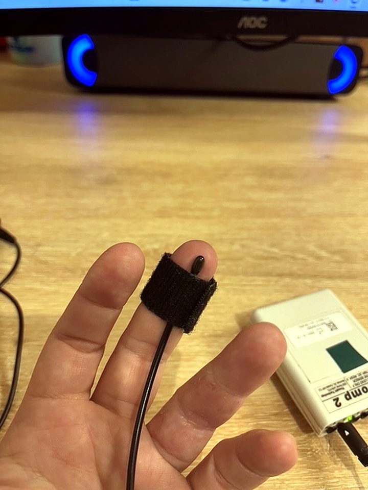 Sonde de température fixée au bout du doigt