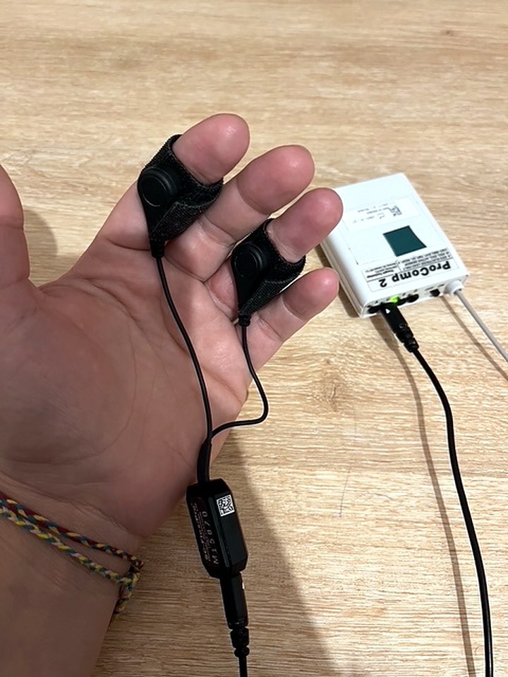 Électrodes d’activité électrodermale posées sur deux doigts